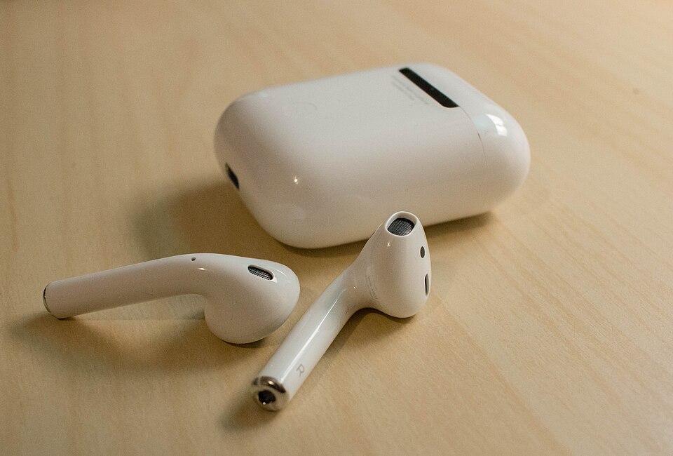 Airpods (Photographer: 	LWYang, cc-by-2.0 license)